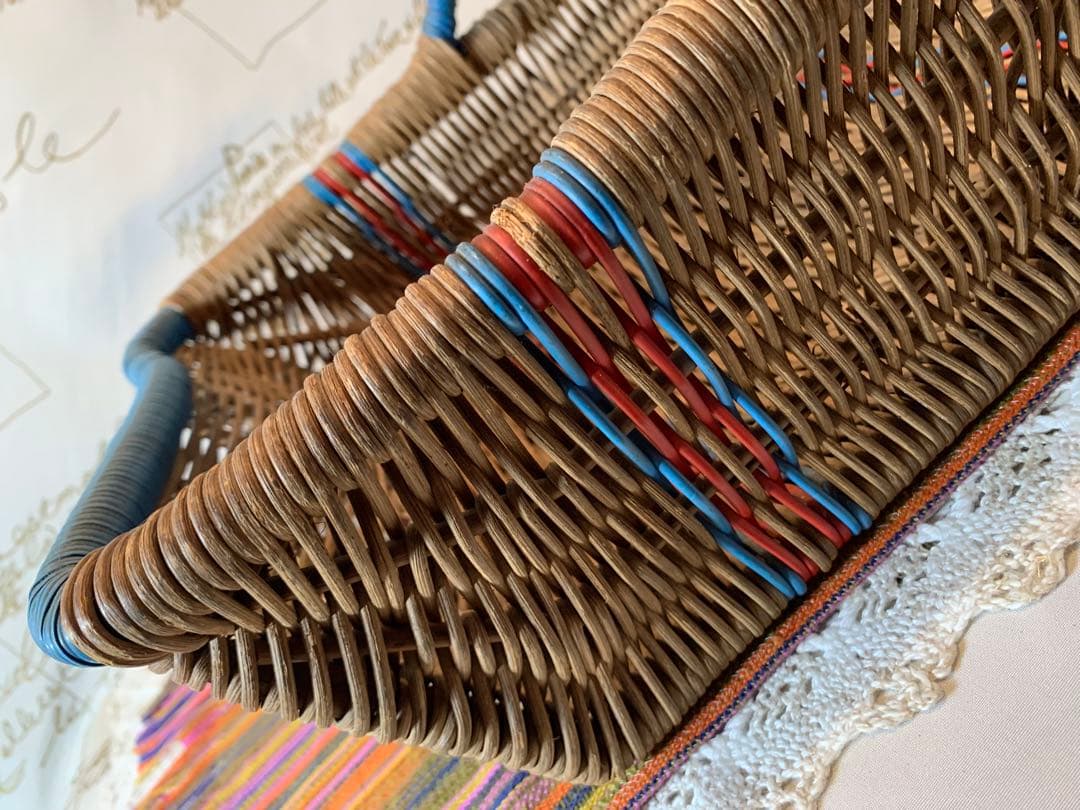 フランス製　アンティーク　ビニールの編み込みの色合いと形が素敵なバスケット！