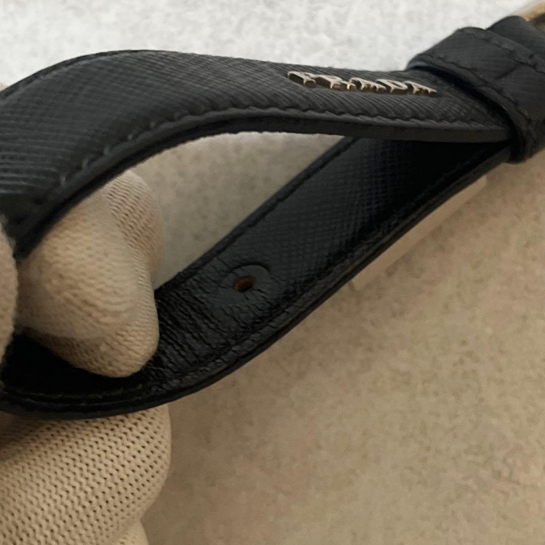 【美品】PRADA　キーホルダー　キーリング　三角ロゴ　サフィアーノレザー　黒