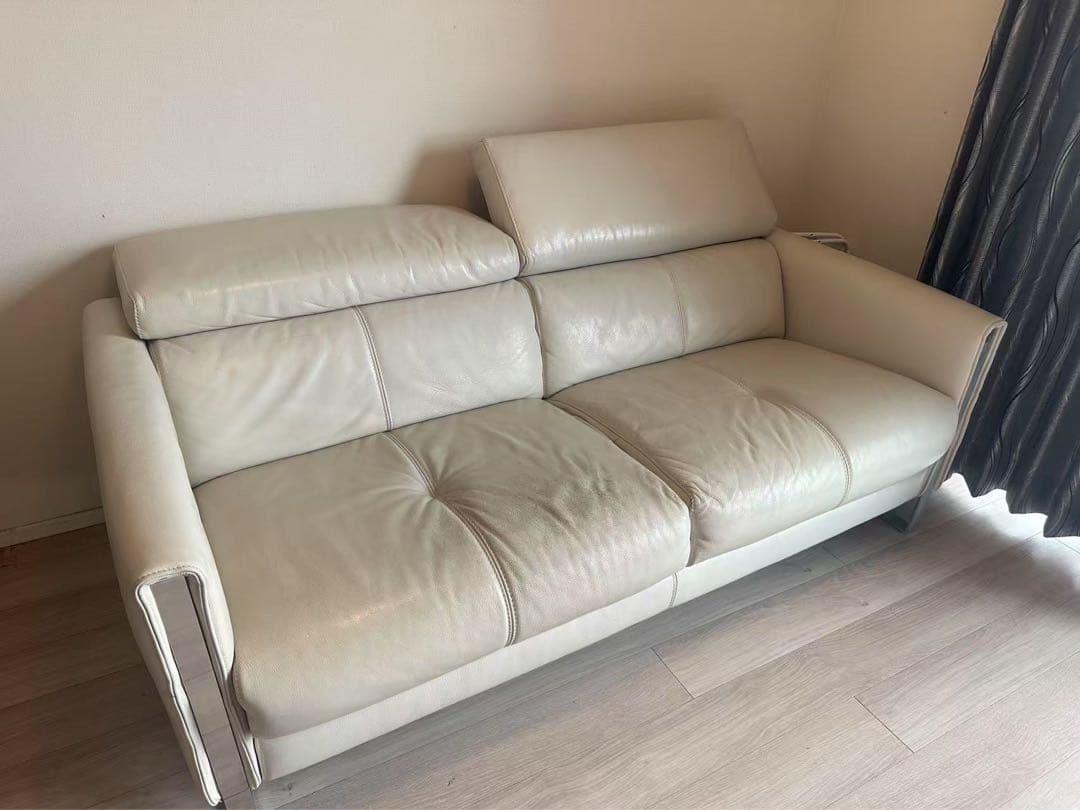 オフホワイト　レザー 革張り　2人掛けソファ 使用感あり