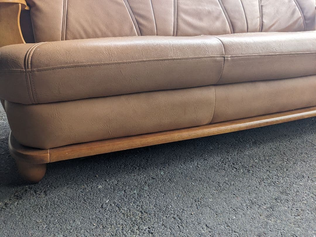 ブラウン3人掛けソファ 合成皮革 木製アームレスト 【香川県】