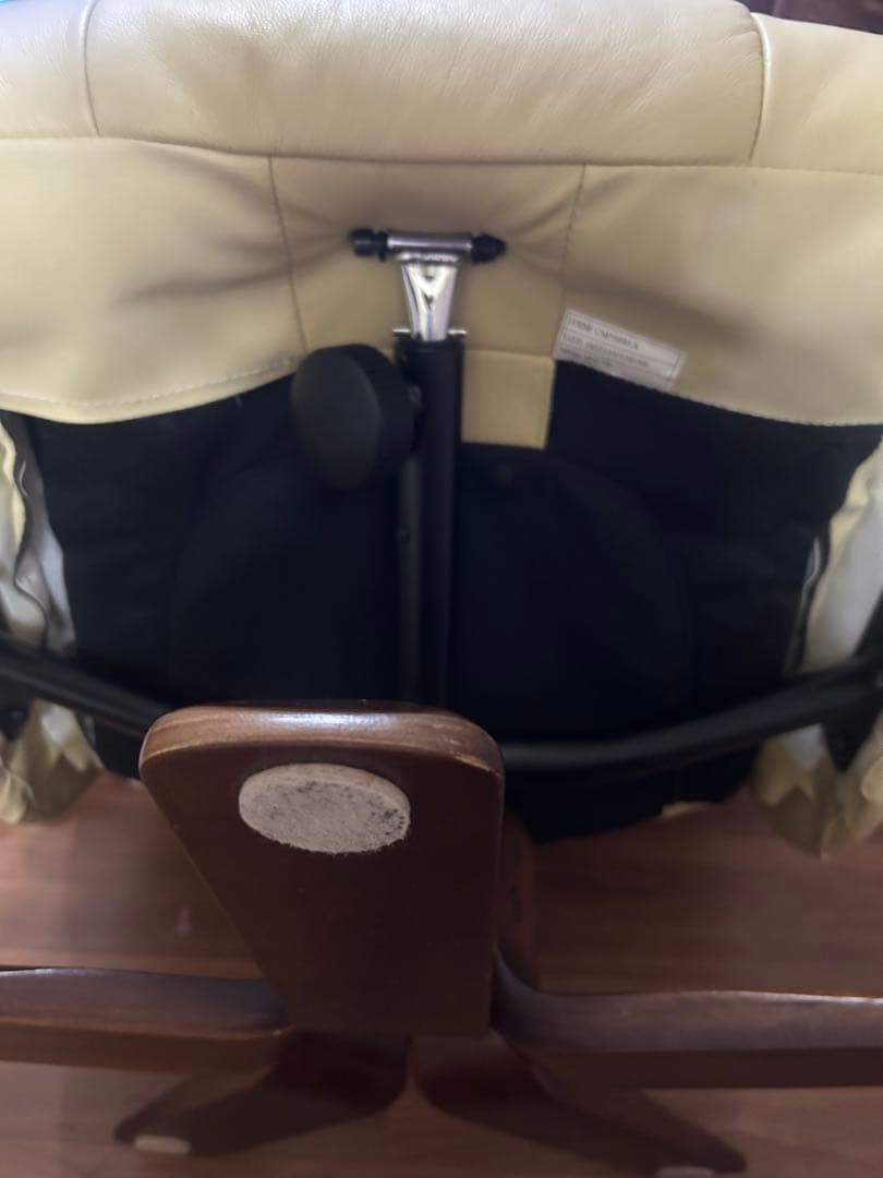 クリーム色フェイクレザーリクライニングソファ　裏リペア済　オットマン別売