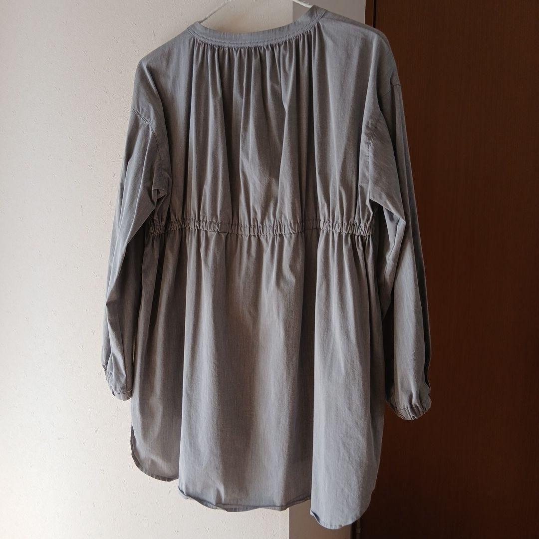 OUR 後ろギャザーのきれいめブラウス　アッシュグレー