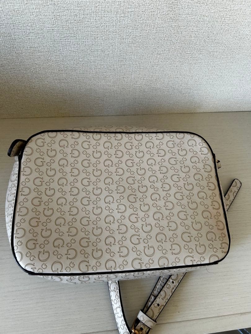 GUESS ショルダーバッグ ホワイト