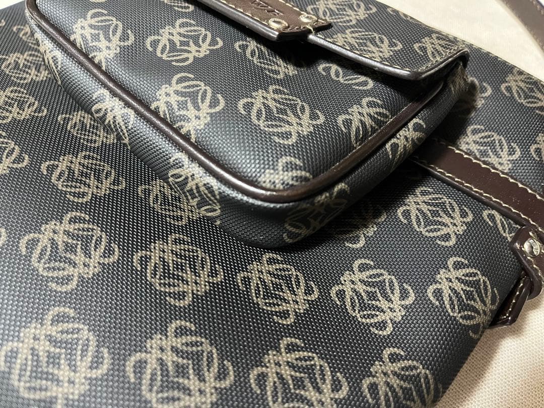 美品 ロエベ ポケッツ アナグラム 斜め掛けショルダーバッグ レザー・PVC