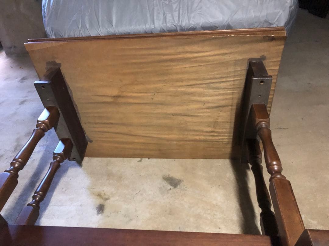 木製ダークブラウンテーブル