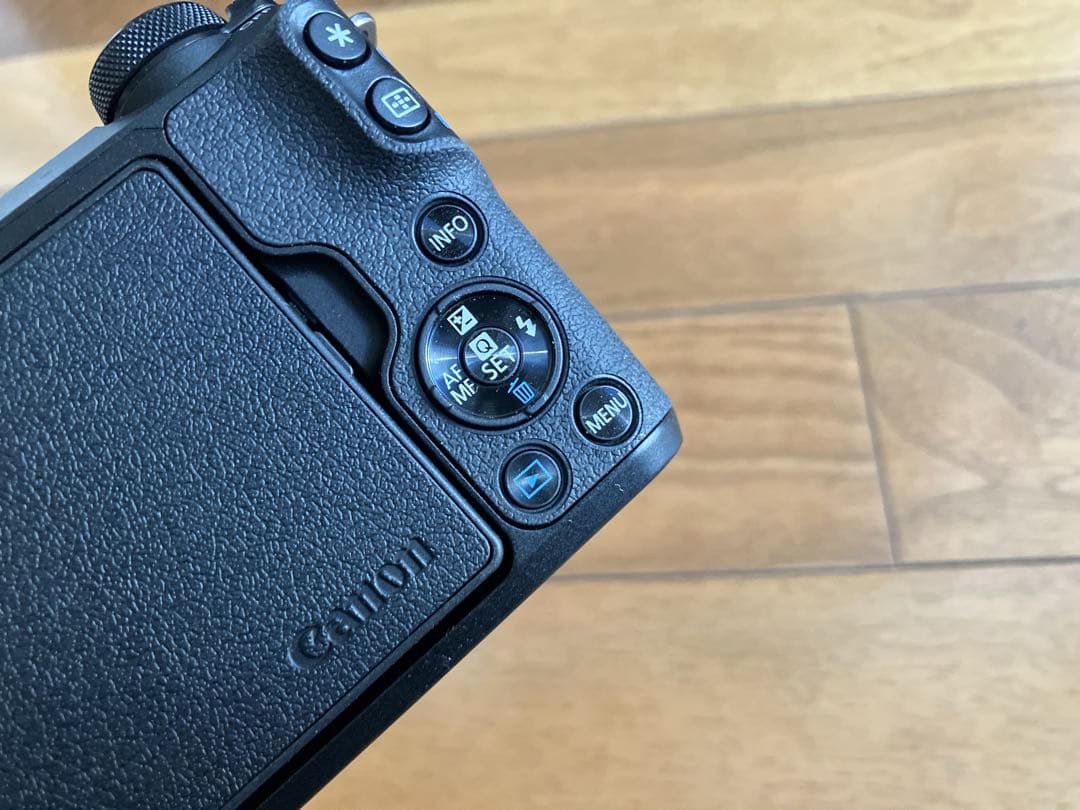 Canon キャノンEOS Kiss M2 ダブルズームキット ブラック