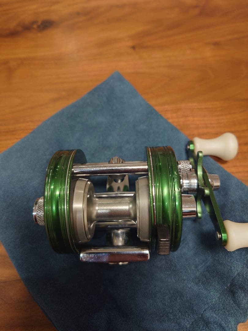 ABU Ambassadeur 2500C ノスタルジアグリーン