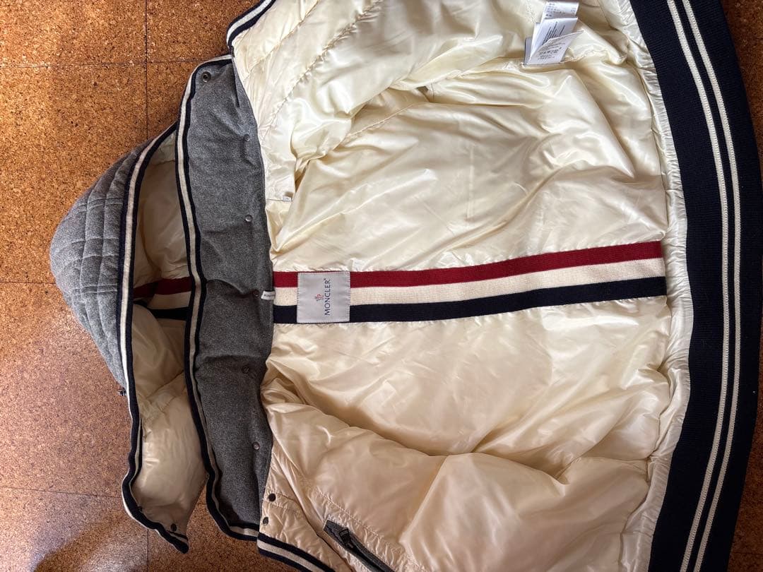 モンクレールグレー フード付きダウンジャケット