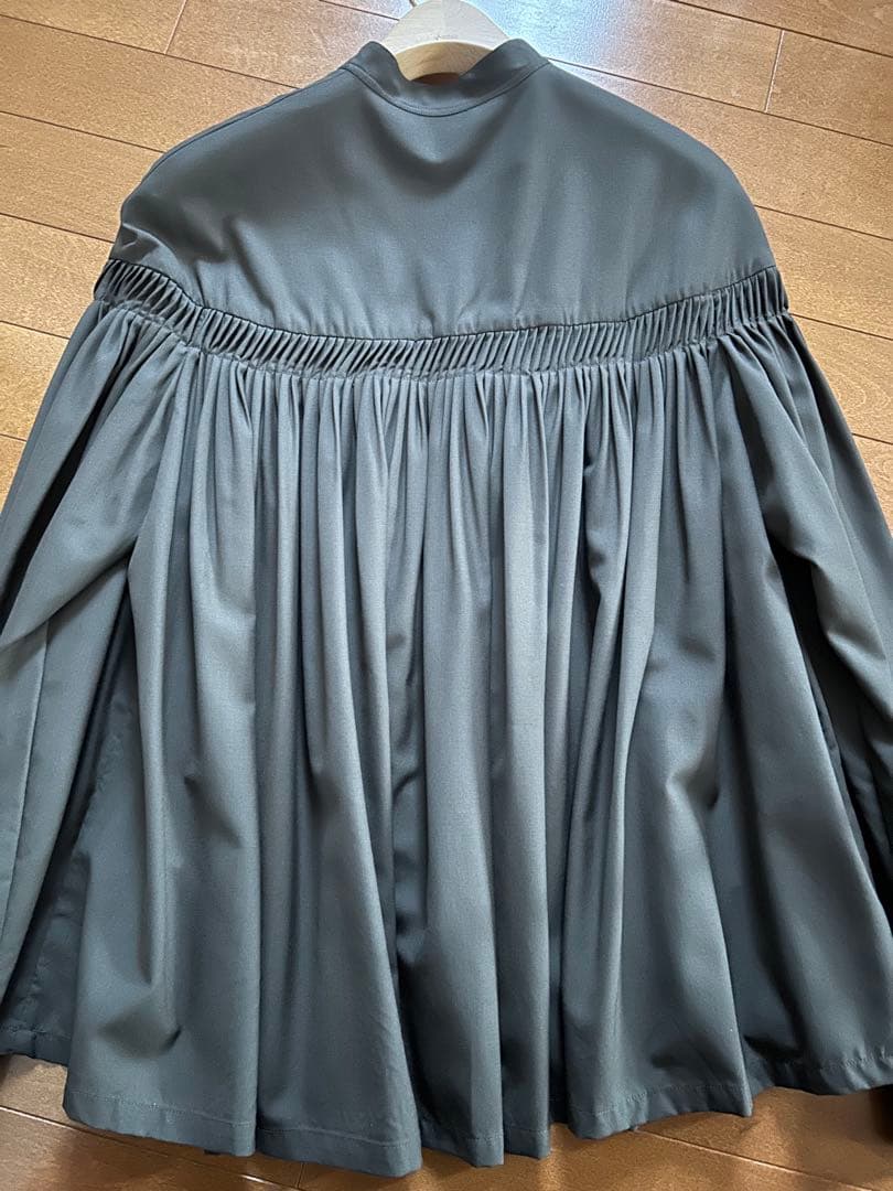 サイscyeのウールギャザーブラウスカーキ