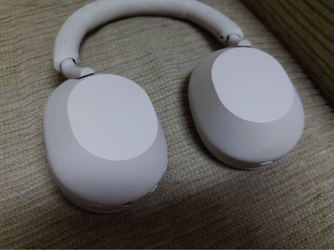 SONY WH-1000XM5 ホワイト 中古　ケース色違い