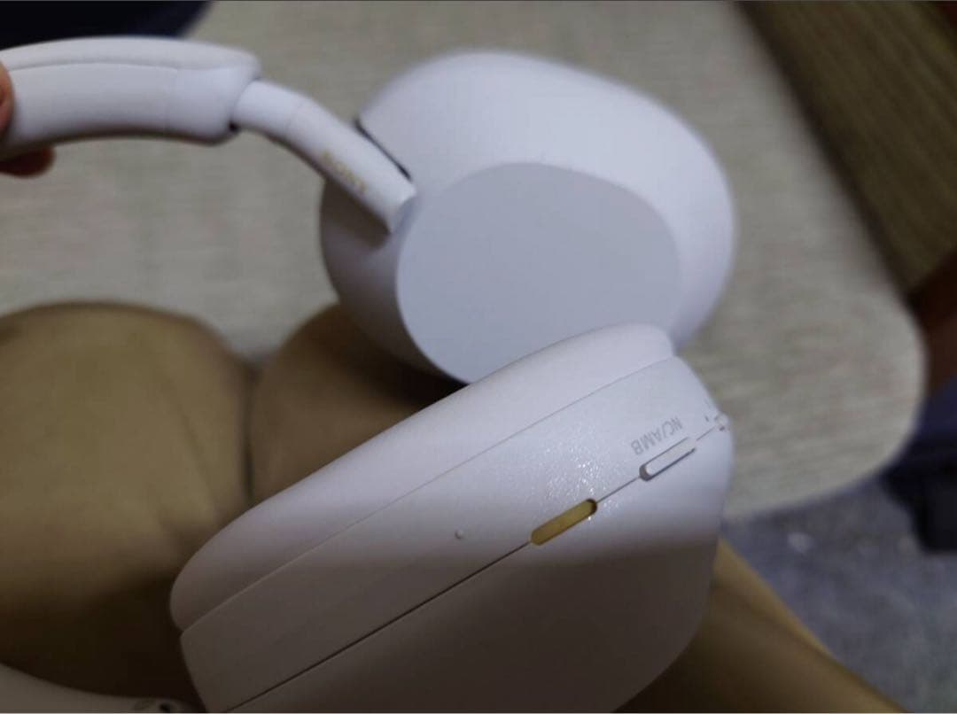 SONY WH-1000XM5 ホワイト 中古　ケース色違い