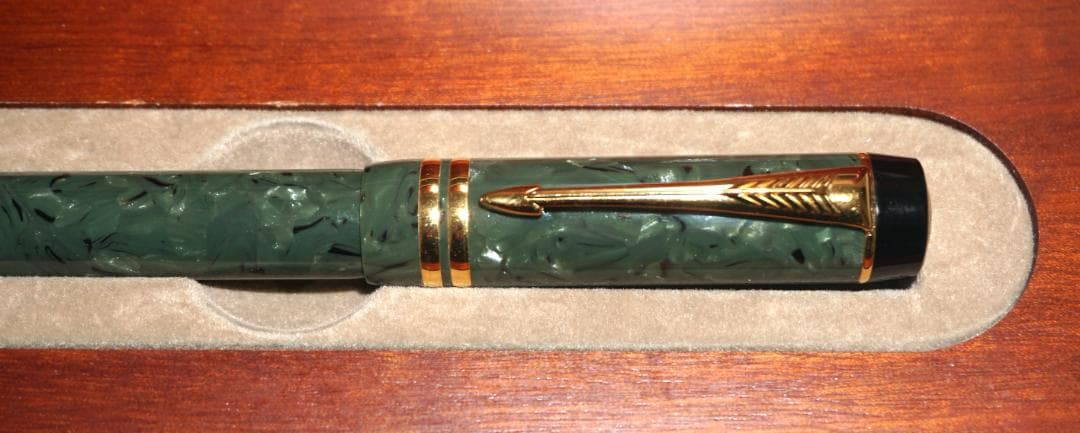 PARKER製万年筆（ ペン先18K金、　木製ケース付き）