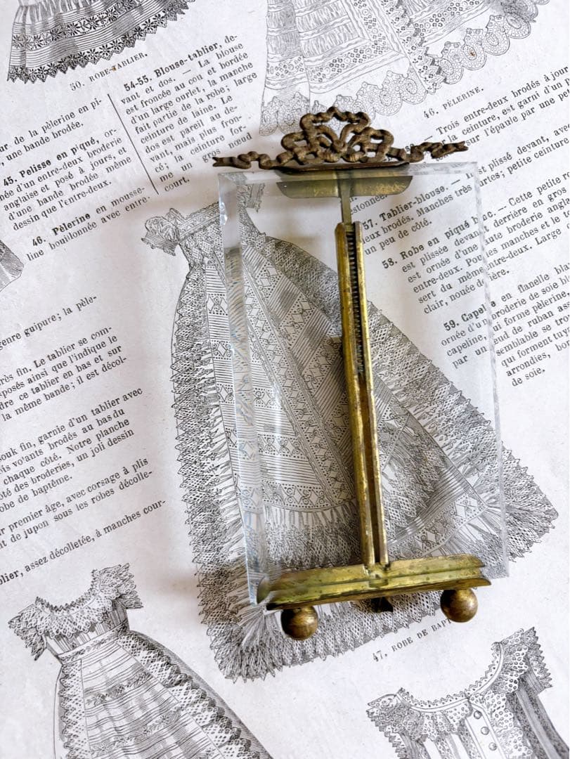 フランスアンティーク　真鍮製リボン装飾　フォトスタンド①