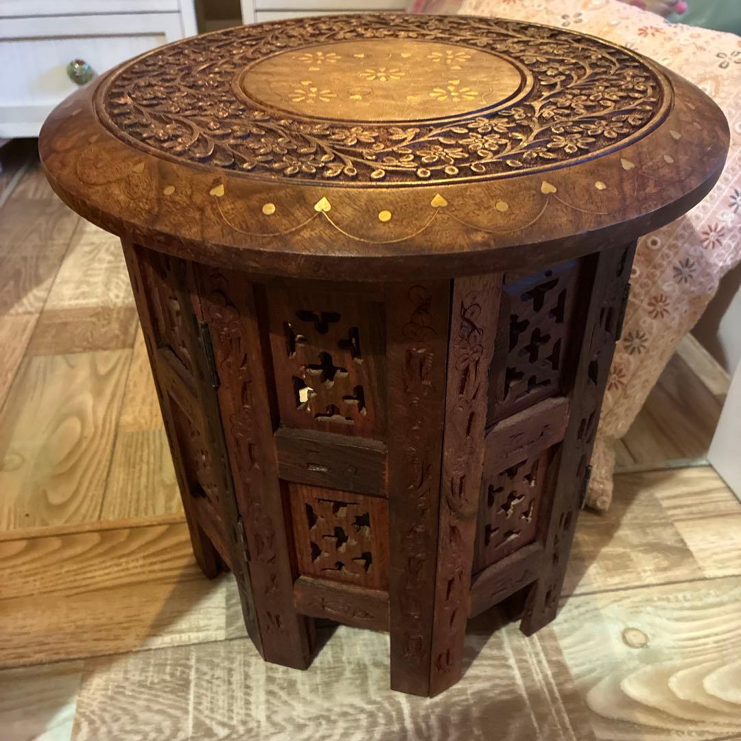 インド製　椅子ミニテーブル折りたたみ可能木製彫刻入り円形　横30cm高さ31cm