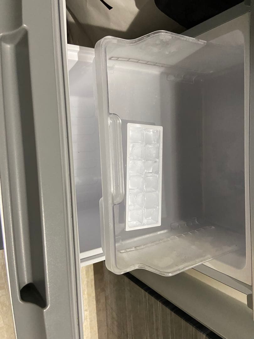 シルバー冷蔵庫 ガラス棚付き