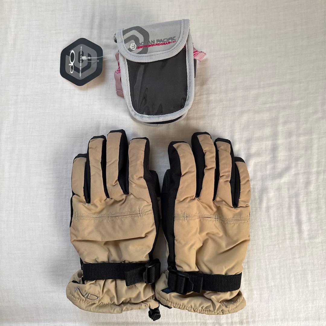 スキー スノボウェア(レディース用)手袋、パス入れ付き