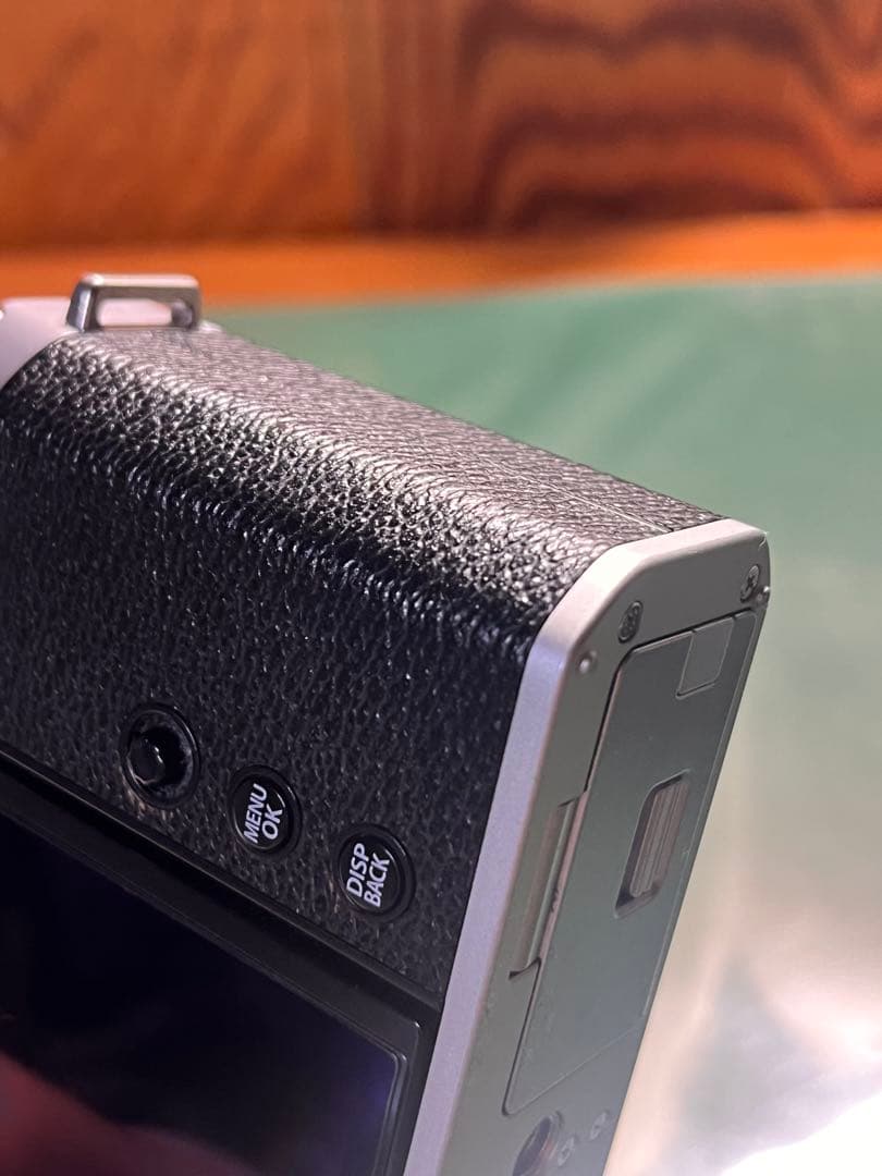 【値下げ中】Fujifilm X-E4 ミラーレスカメラ ボディ シルバー