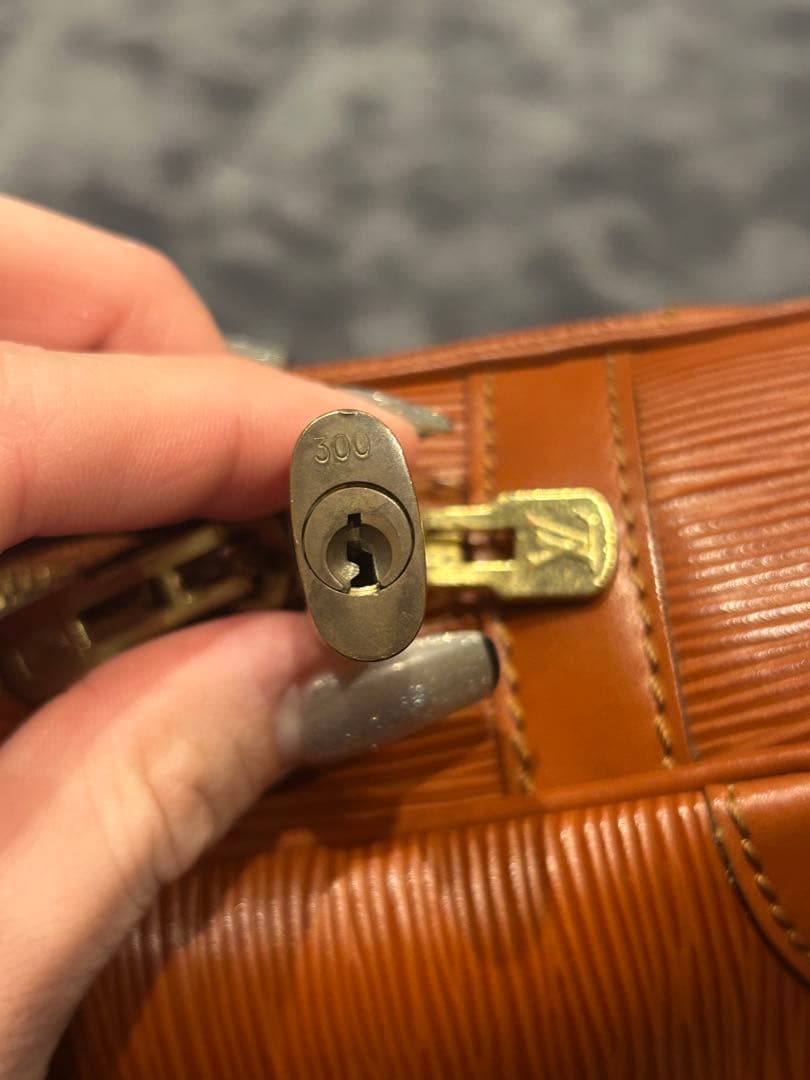 ルイ ヴィトン エピ ポルトドキュマン ヴォワヤージュ