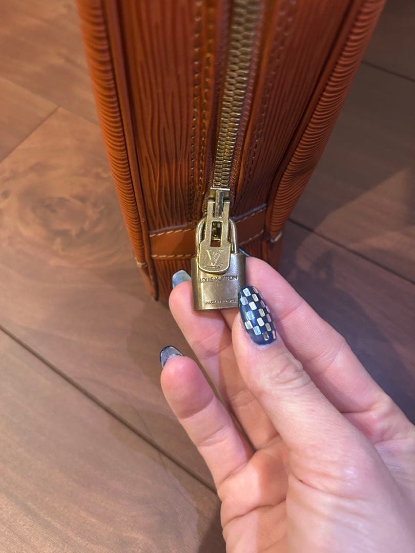 ルイ ヴィトン エピ ポルトドキュマン ヴォワヤージュ