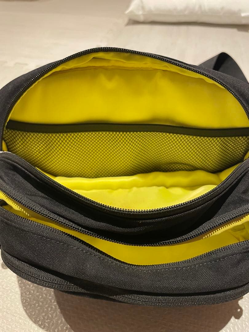 Hugoo ボディバッグ ブラック　ヒップシート　ハグー