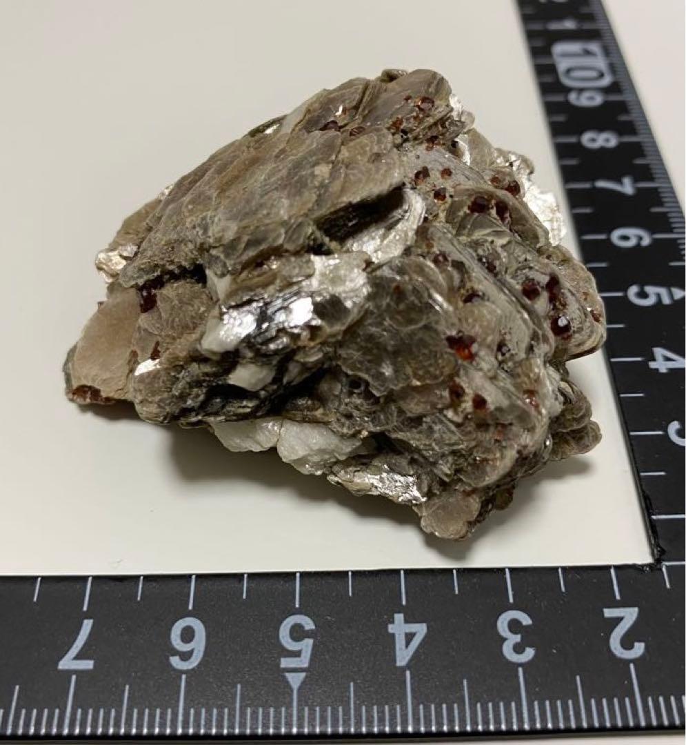 パキスタン産 白雲母上の満礬柘榴石 モスコバイト スペサルティン 外国産鉱物標本