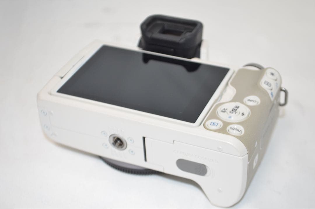★美品★お洒落ホワイト♪高性能ミラーレス！スマホ転送OK★キヤノン Kiss M
