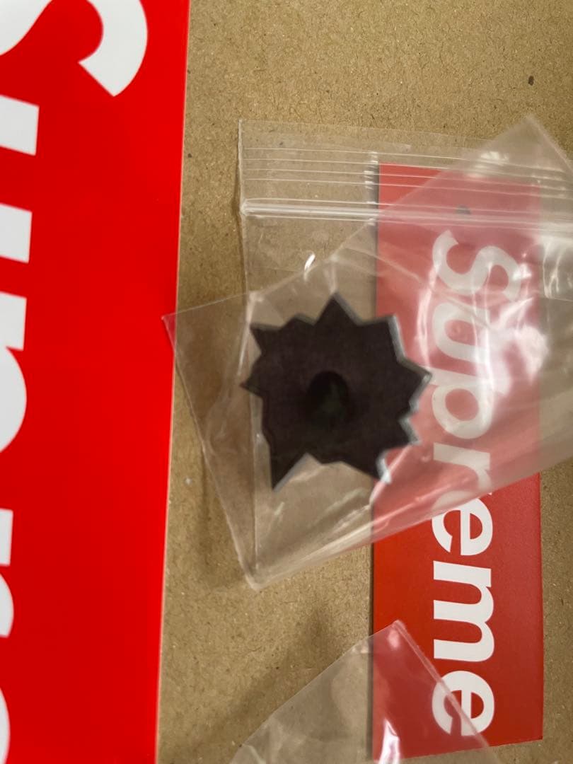 アクセサリー Supreme Bullet Hole Pin Nate Lowman