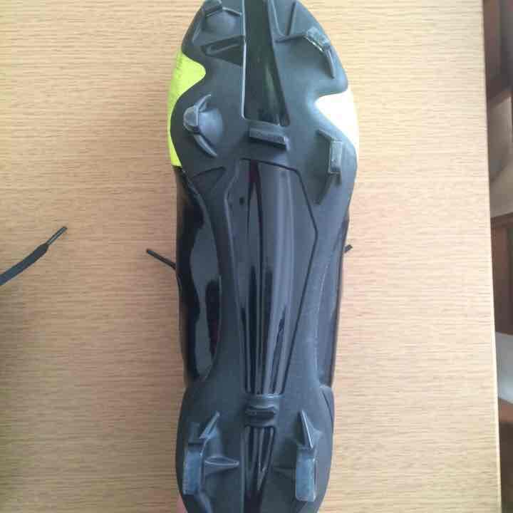 日本未発売。ネイマールモデルの FG