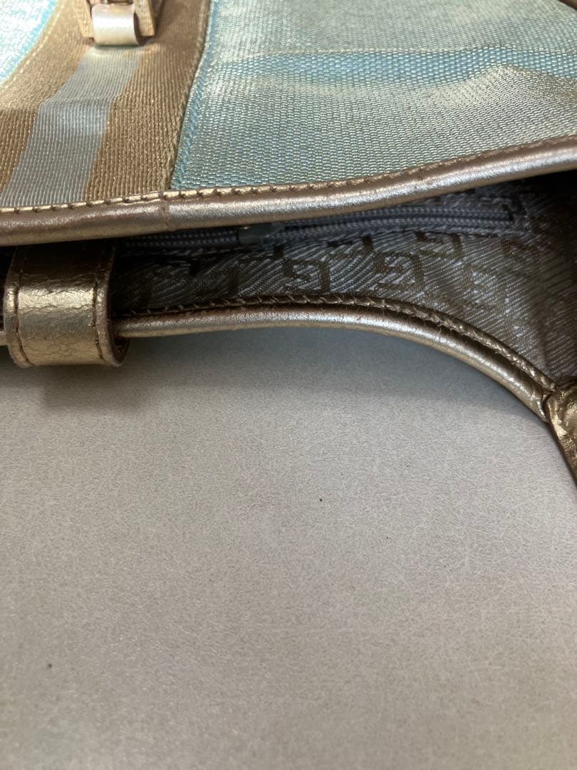 GUCCI水色と金色のショルダーバッグ