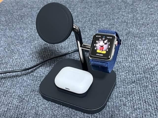 同時に3つのデバイスを充電できるマグネット式ワイヤレス充電器