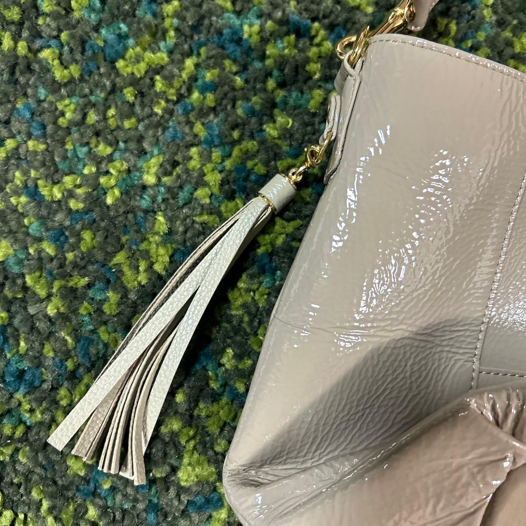 美品 ATAO光沢ショルダーバッグ タッセル付き グレージュ