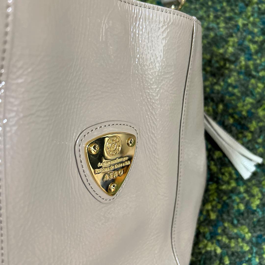 美品 ATAO光沢ショルダーバッグ タッセル付き グレージュ