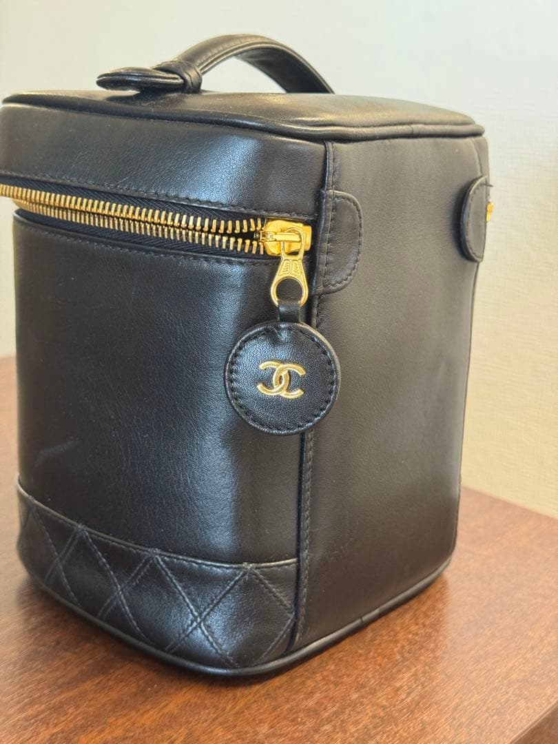 CHANEL バニティバッグ 化粧ポーチ ブラック ラムスキン 縦型