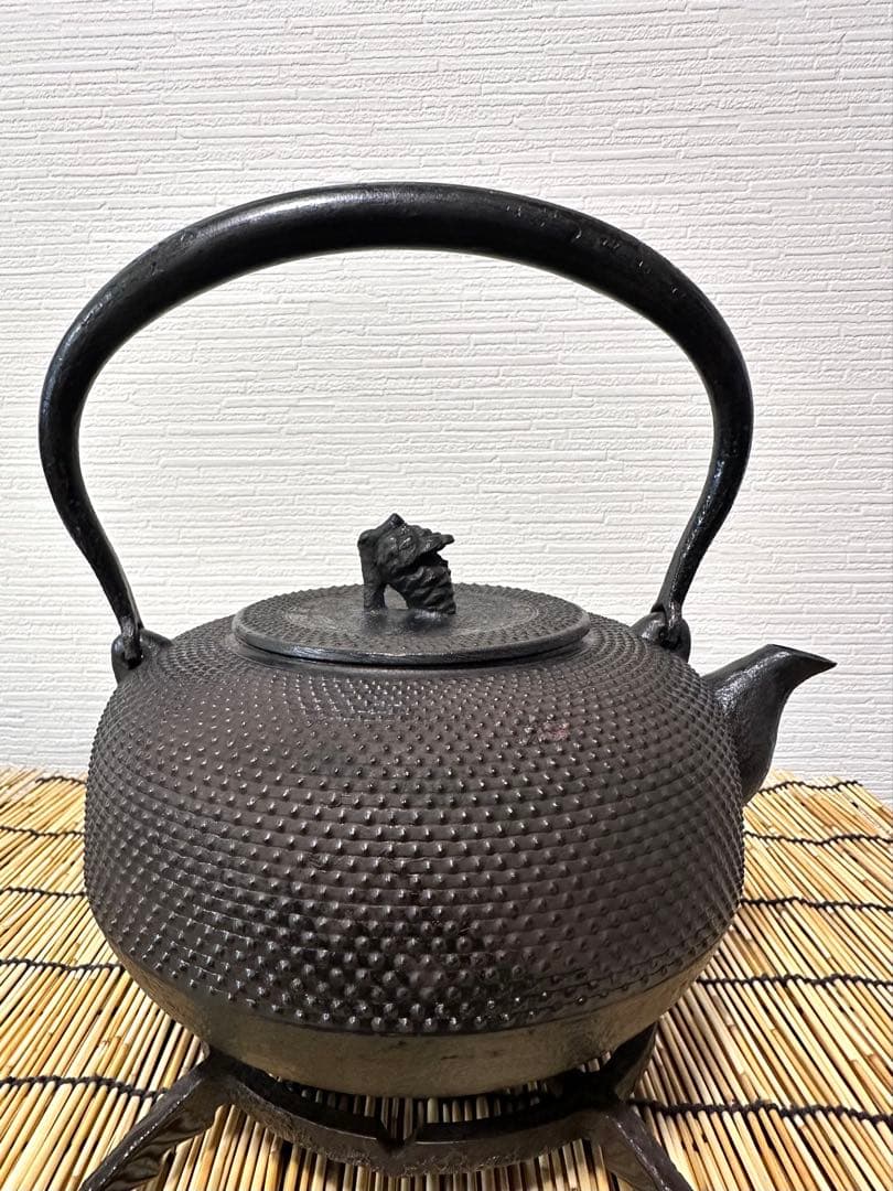 ＵＳＥＤ、良品　南部秀山堂　佐藤 勝弘作　１８型アラレ　鉄瓶　南部鉄瓶　南部鉄器