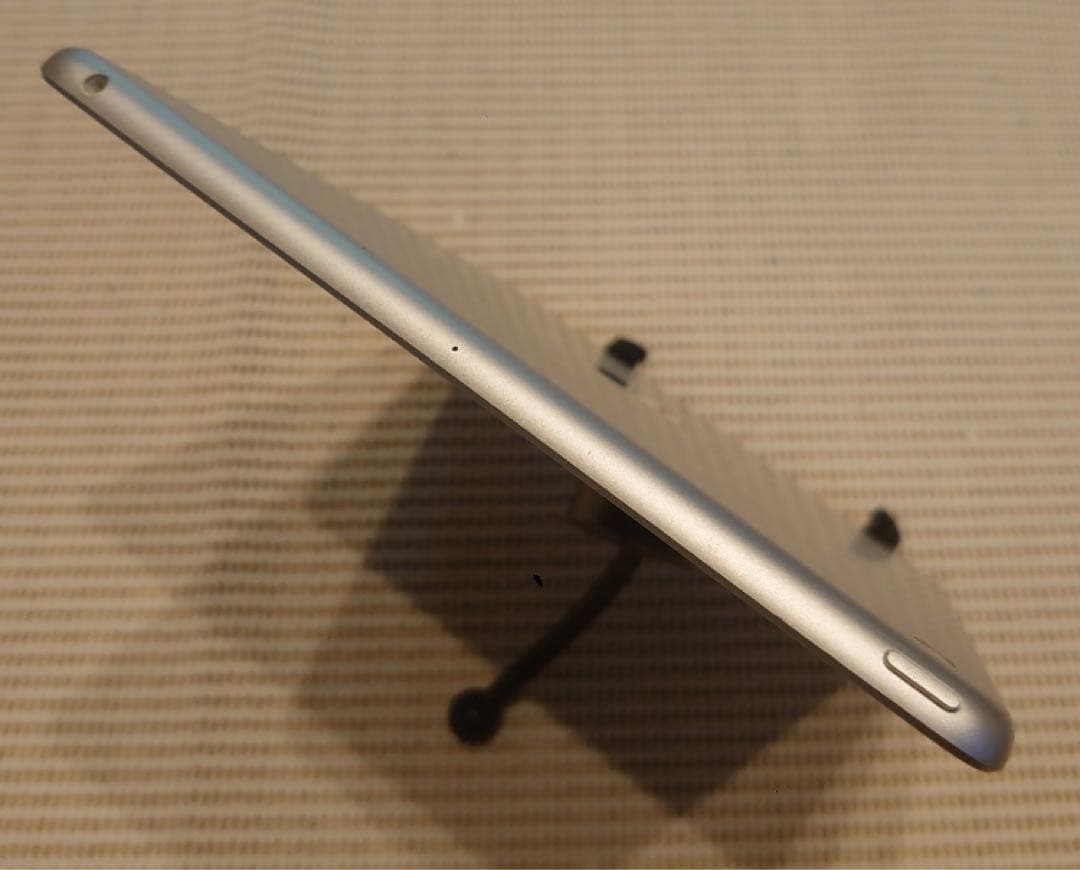 完動品液晶無傷iPad第6世代(A1893)本体32GB送料込LJF8K
