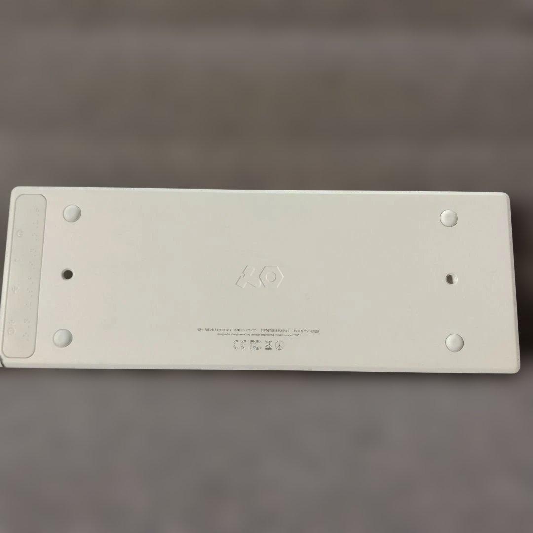 OP-1 Teenage Engineering　シンセサイザー ホワイト