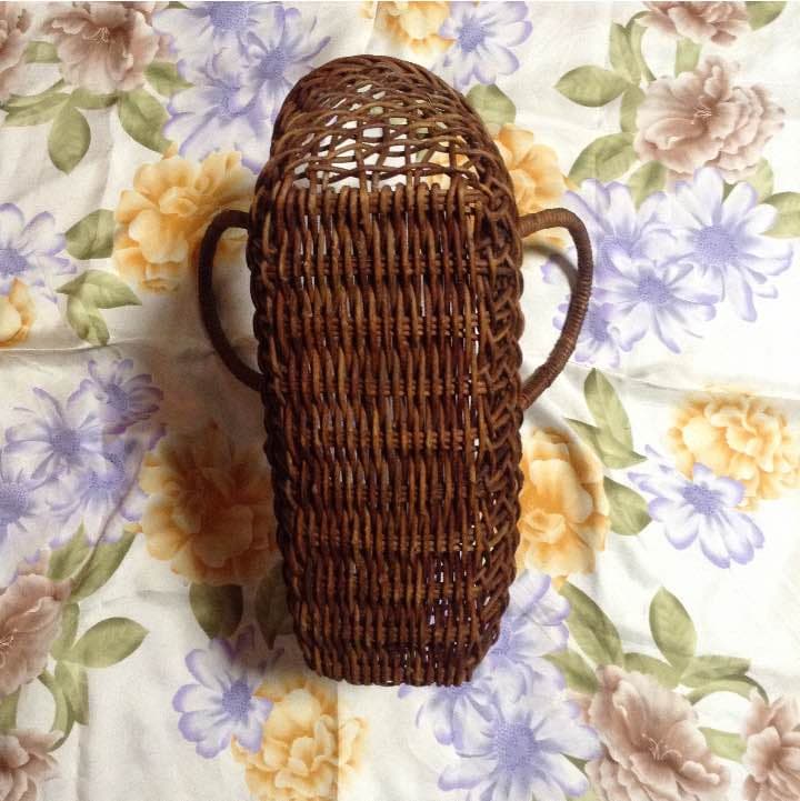 40年以上前に作られたあけびのつるカゴです。