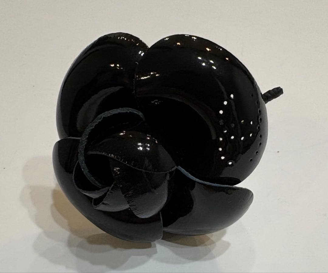 美品☆シャネル　カメリア 黒革コサージュ　ココマーク ロゴ　レザー　ヴィンテージ