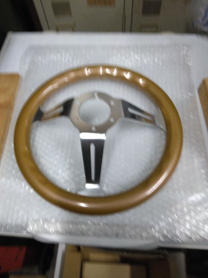 ピンクと赤のステアリングホイール新古品です。8さん専用です。
