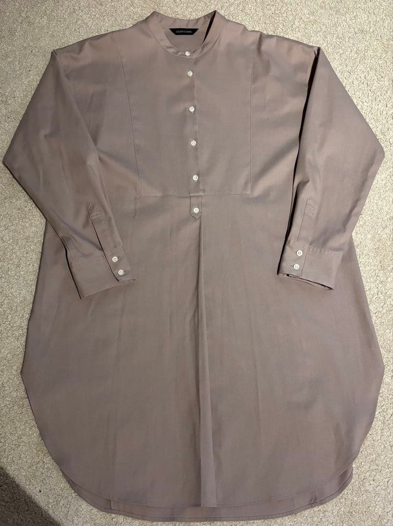 美品　完売品　OUR シワになりにくい胸元切り替えロングシャツ