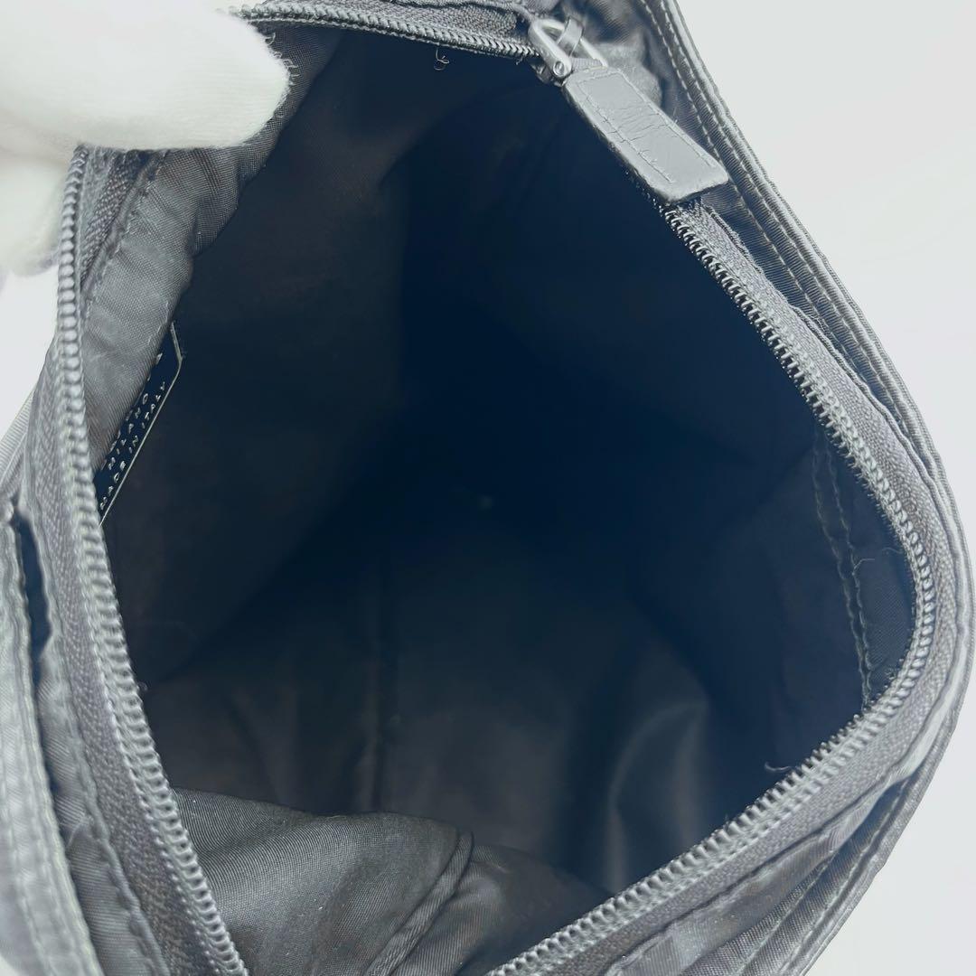 PRADA　黒　三角ロゴ　ナイロン　斜め掛け　ショルダーバッグ　サコッシュ