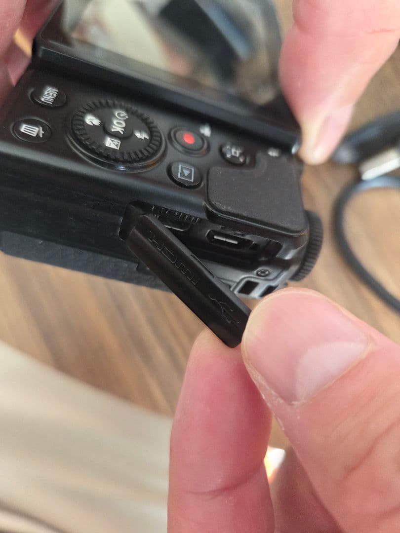 Nikon COOLPIX A900 本体と付属品