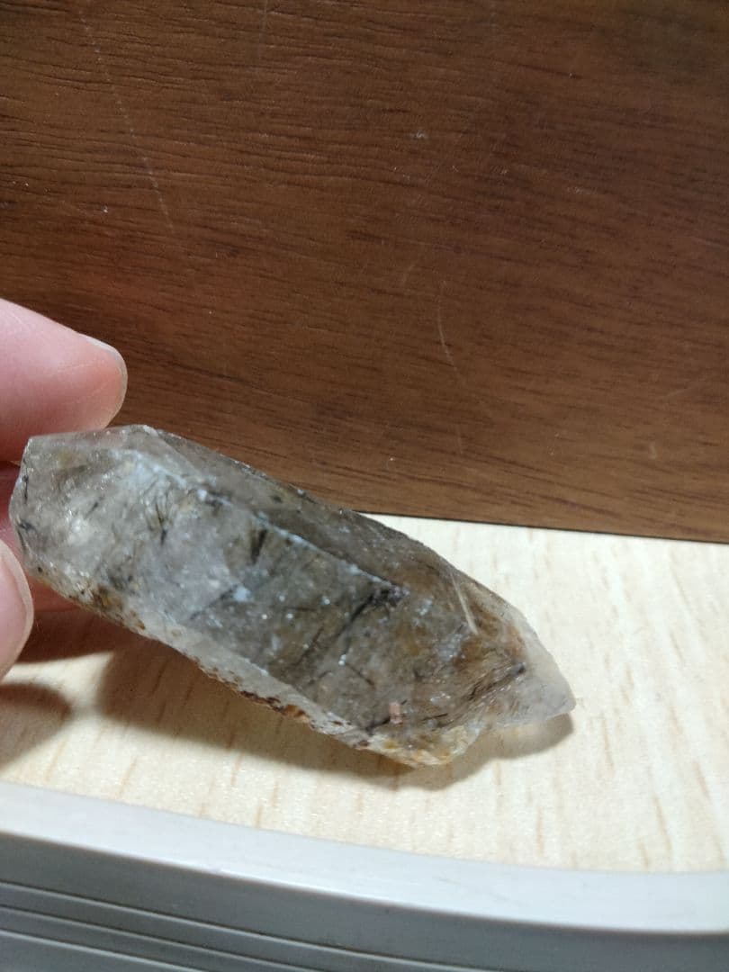 国産鉱物　山梨県　塩山竹森山　天然水晶　　トルマリン入り水晶　 番号1009