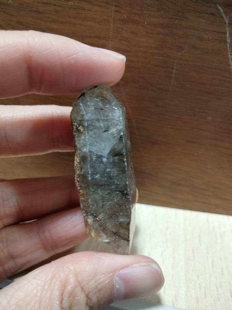 国産鉱物　山梨県　塩山竹森山　天然水晶　　トルマリン入り水晶　 番号1009