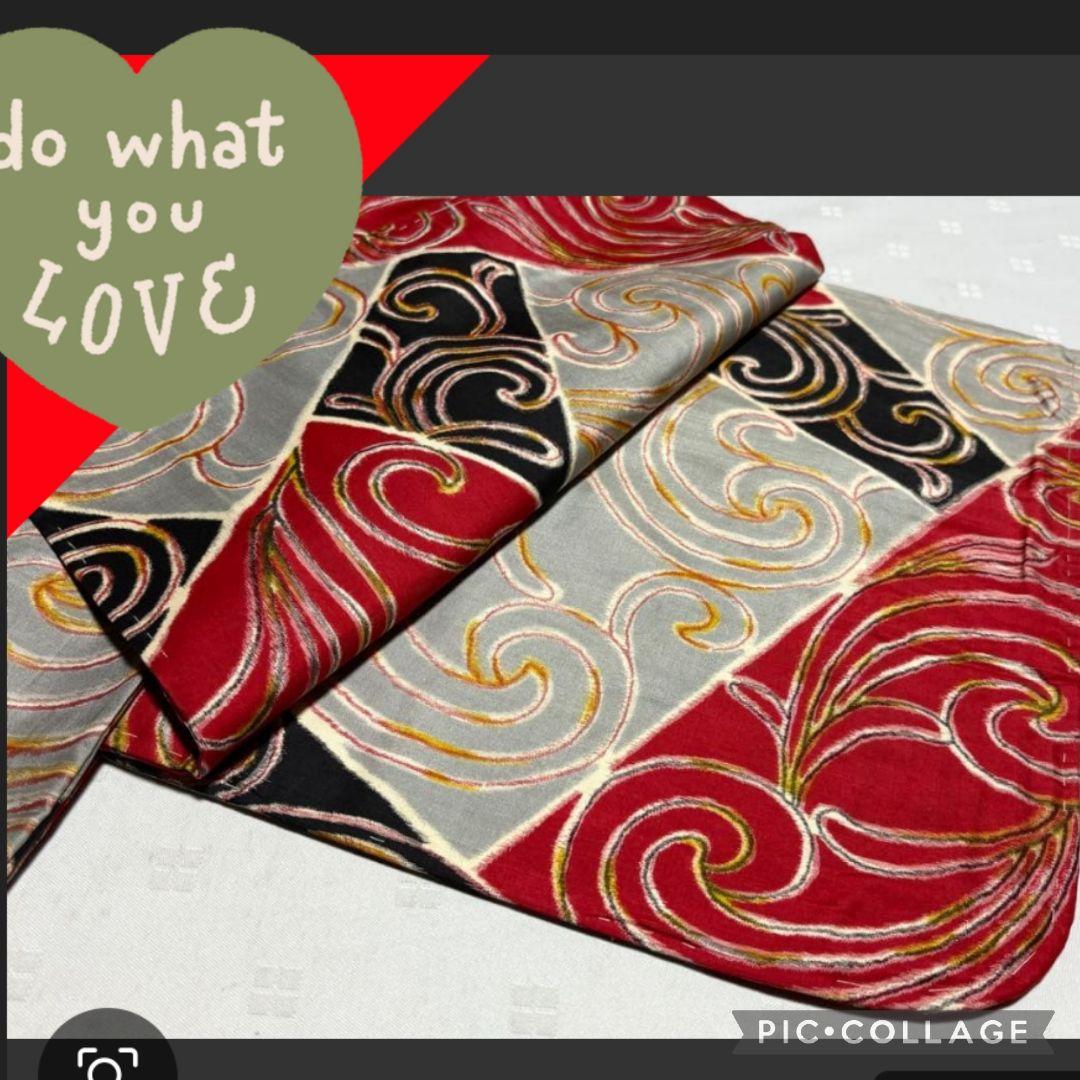 アンティーク銘仙着物【赤黒金グレー 渦巻き（唐草）模様】新品未使用（しつけ糸付）