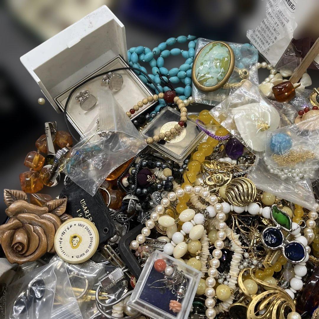 W*E様 アクセサリー　イヤリングネックレスなど　まとめ売り　9kgぐらい　現状