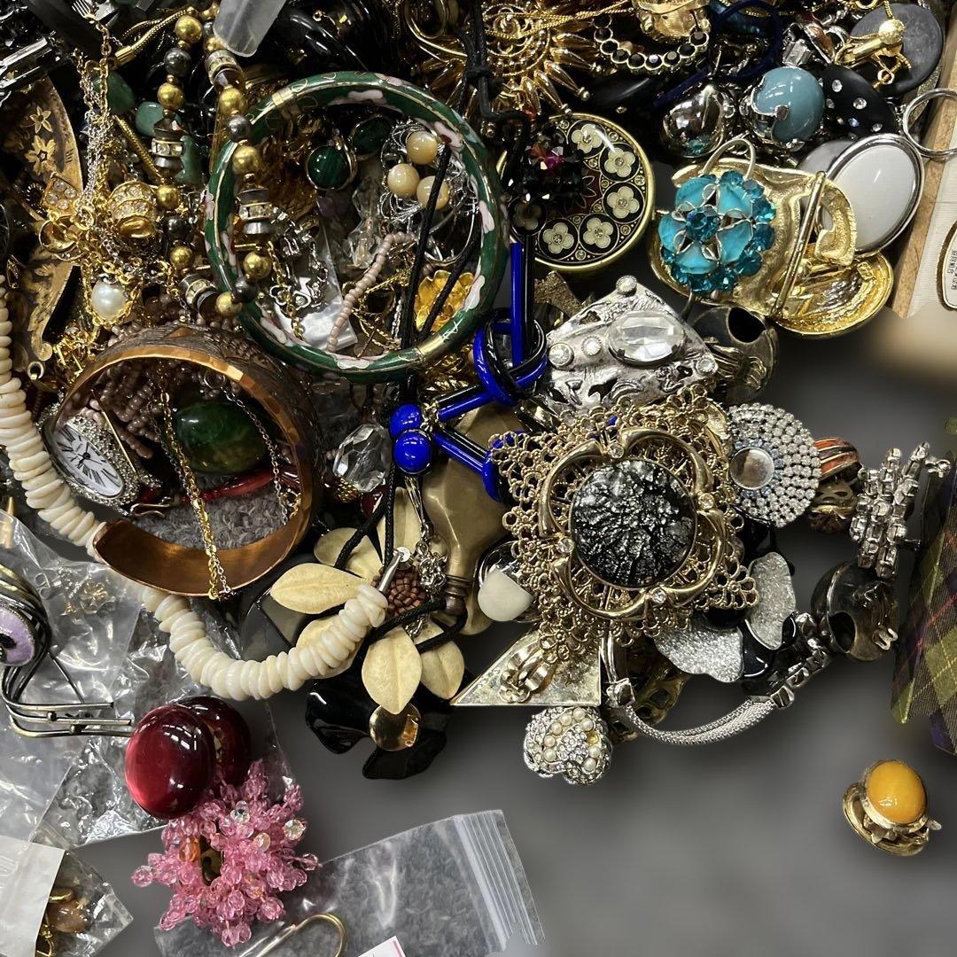 W*E様 アクセサリー　イヤリングネックレスなど　まとめ売り　9kgぐらい　現状