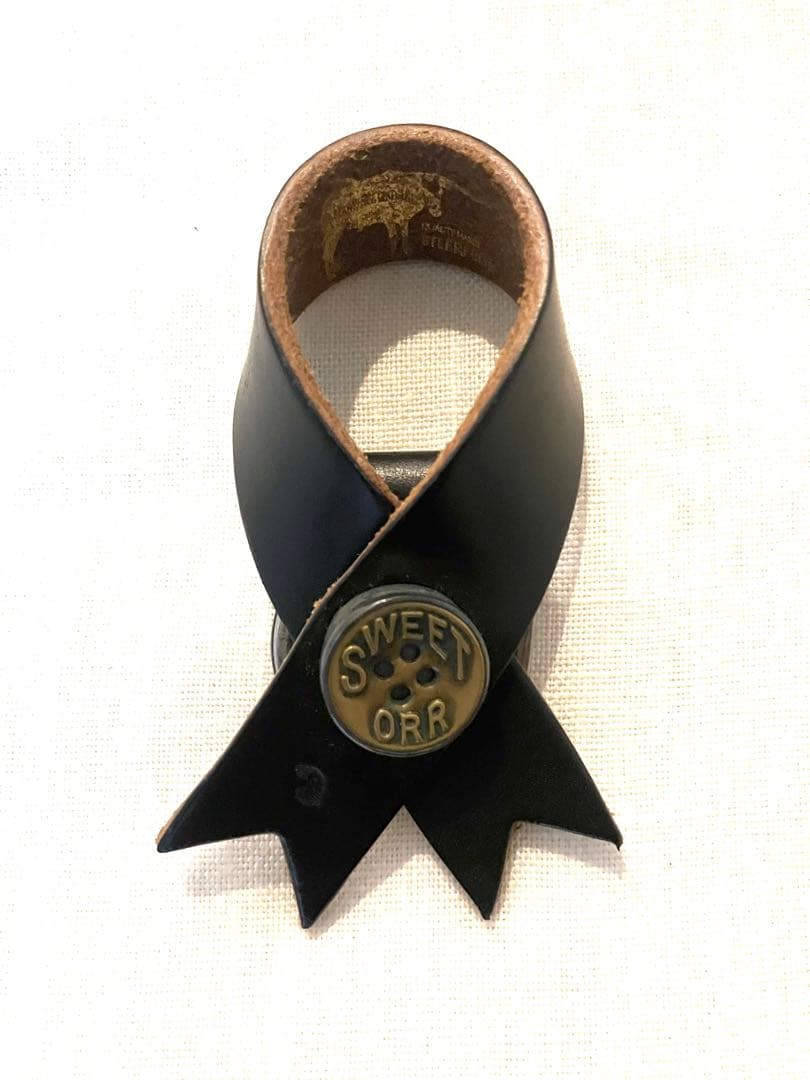 LARRY SMITH × button works リボンキーホルダー