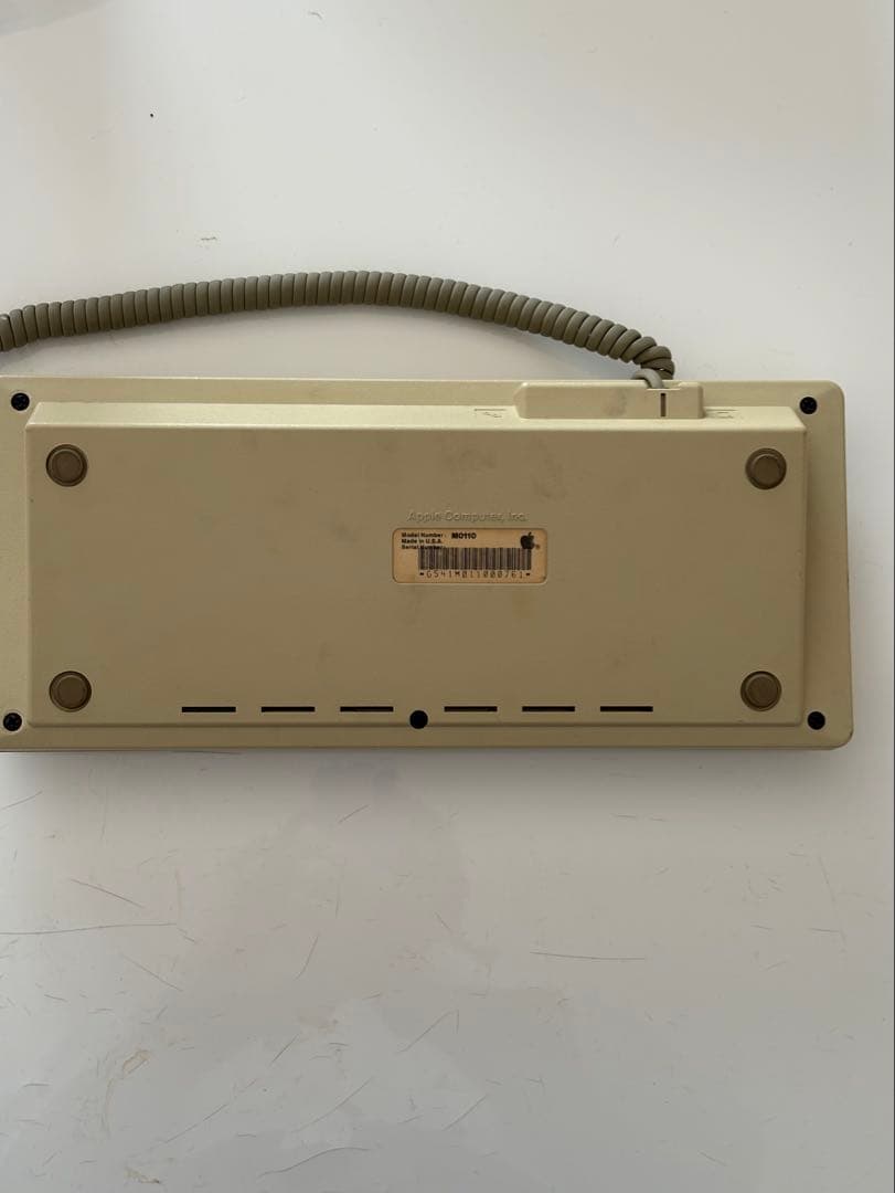 初代Mac128／512K 用キーボード。ケーブル付。モデルM0110