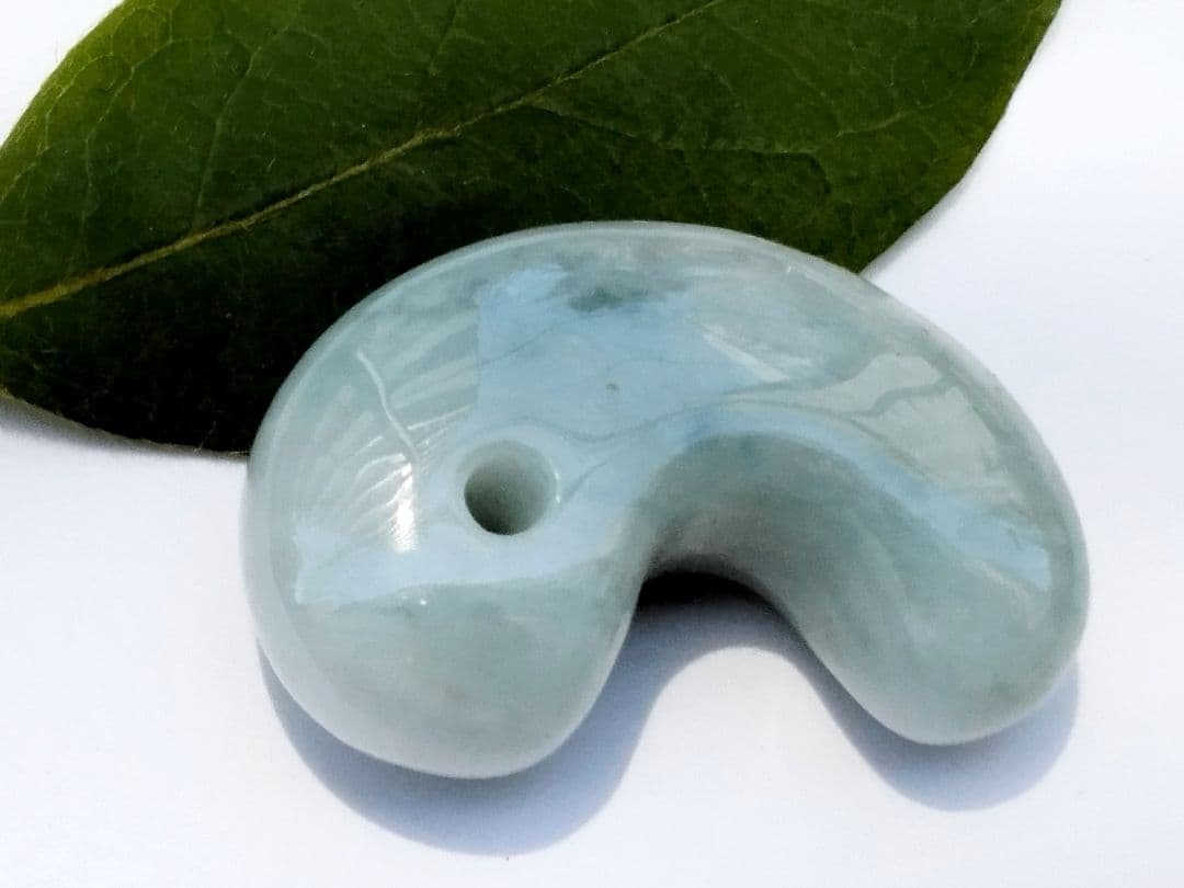 ⭐️本物をお身近に　吉祥開運の糸魚川翡翠勾玉　本物ジェダイト‼️　外部鑑別書付